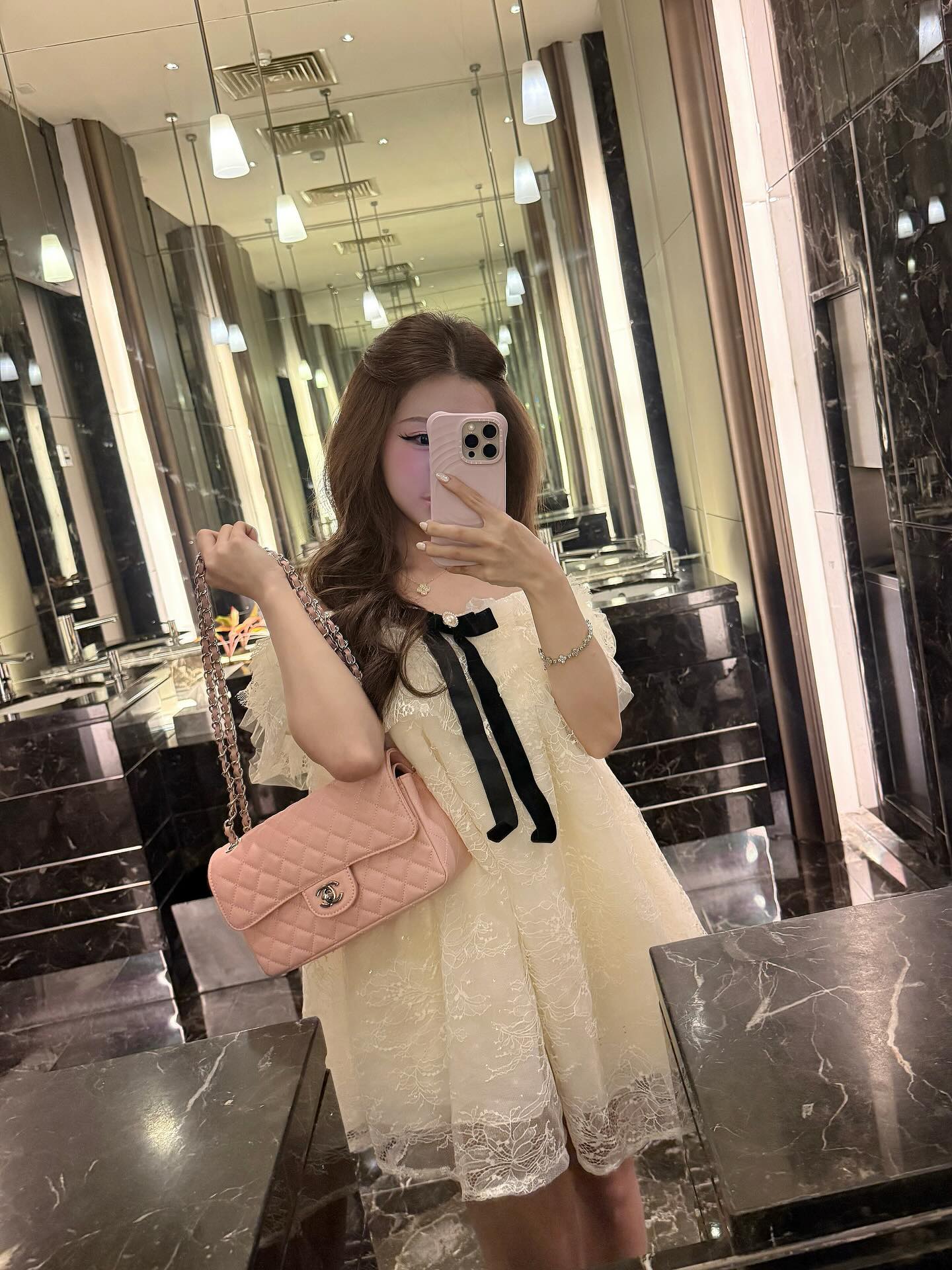 đầm Đầm trắng xếp ly cổ nơ sang trọng